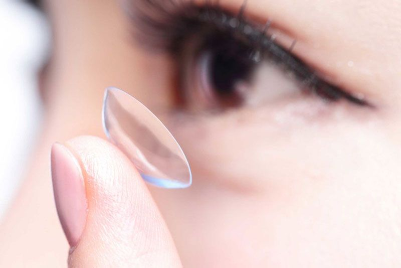 Kính áp tròng cận: Phân loại, ưu nhược điểm và cách sử dụng